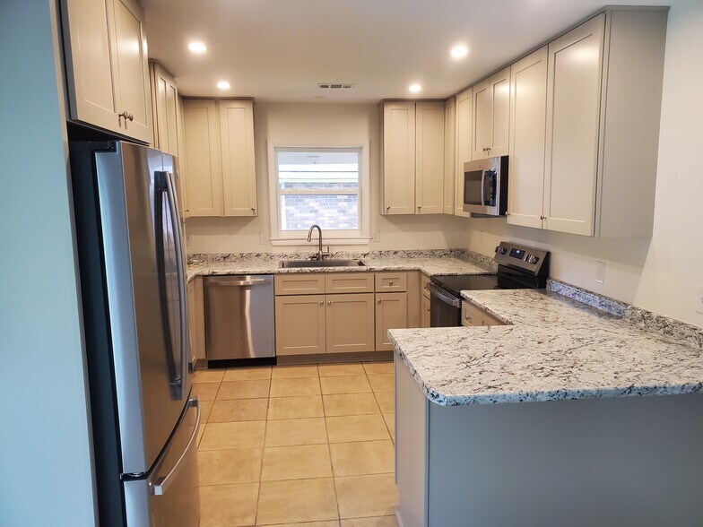 Building Photo - 11704 Largo Dr