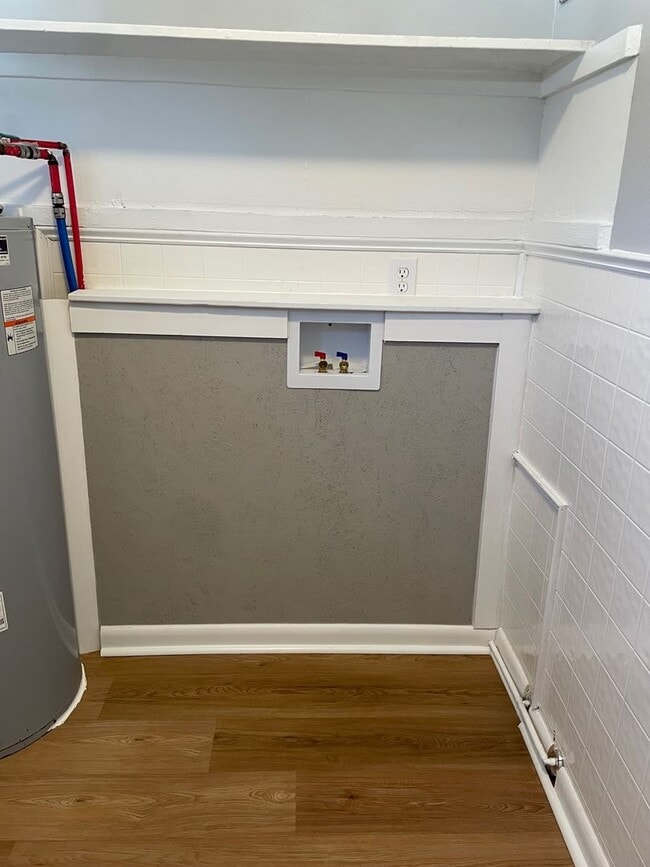 Building Photo - 1095