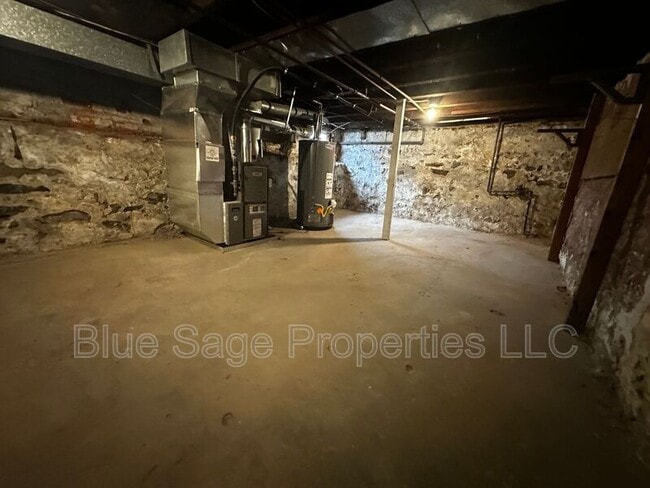 Building Photo - 1301 E 9th St