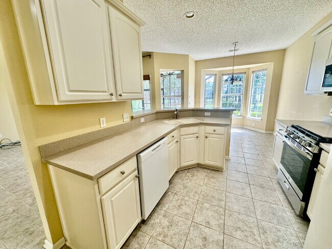 Building Photo - Outstanding Two Bedroom Home in Sun City!