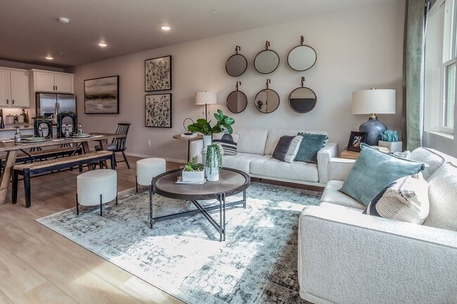 Building Photo - Luxury Condo - Water, Sewer, Basic Internet Included!