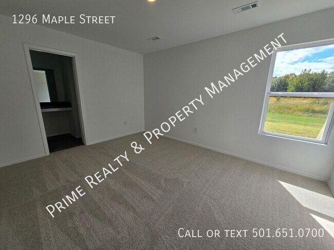 Building Photo - 1296 Maple St