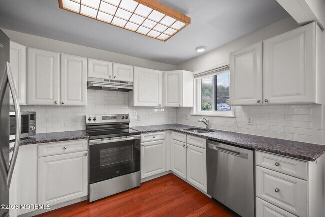 Building Photo - 330 Shore Dr