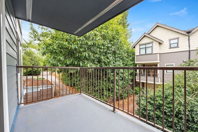 Building Photo - Location, Location!! 2-bedroom Condo in Ma...