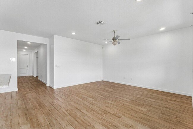 Building Photo - 2770 NE Breezeway Cir