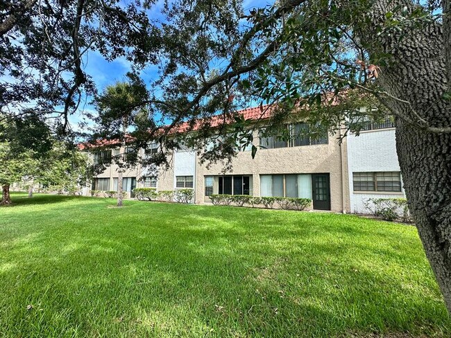 Building Photo - 1750 Belleair Forest Dr