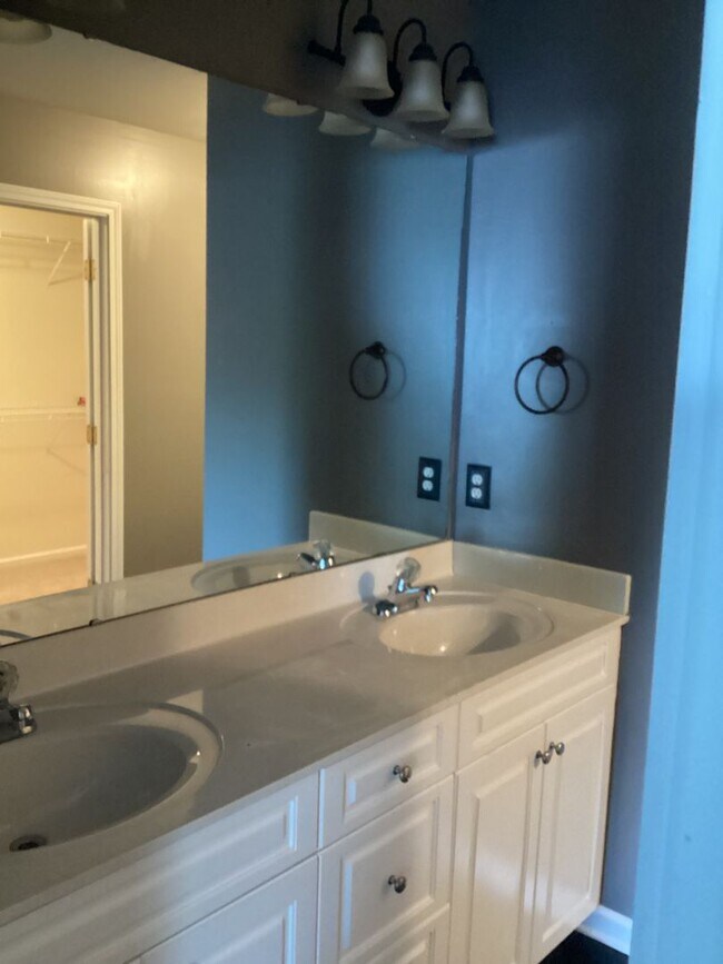 Building Photo - 116 Rosecliff Cir