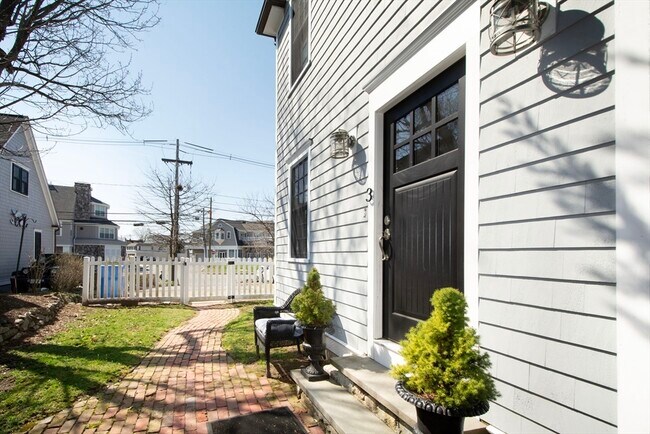 Building Photo - 108-110-110 Elm St