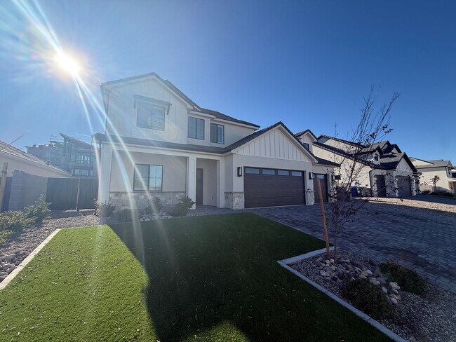Building Photo - Gorgeous 5 bed 3.5 bath in Desert Canyons
