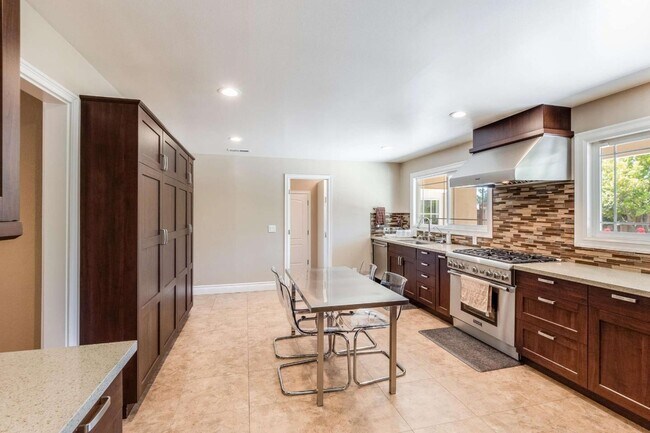 Building Photo - 12371 Saraglen Dr