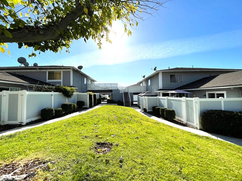 Building Photo - 28164 Robin Ave