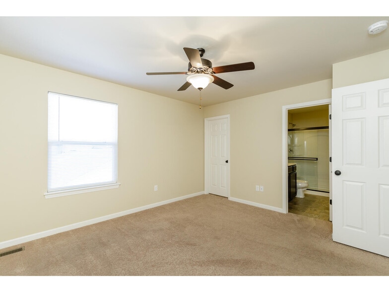 Building Photo - 810 Waler Dr