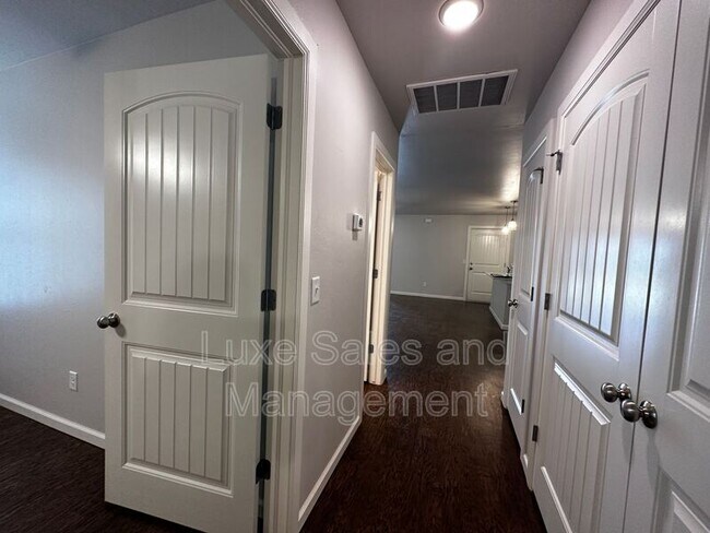 Building Photo - 11416 N Lincoln Blvd