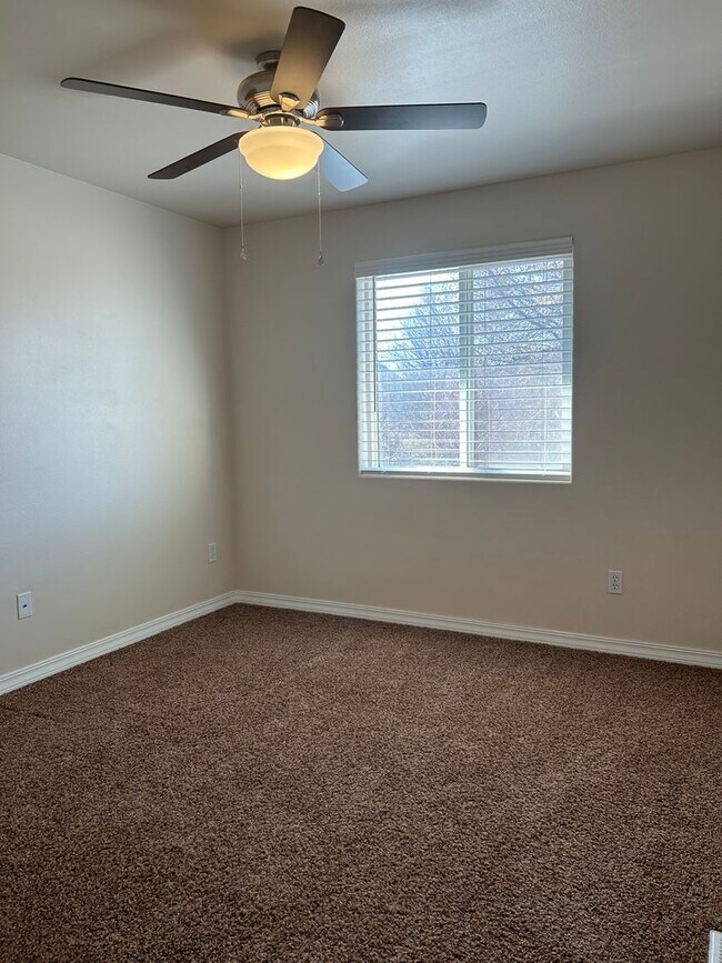 Building Photo - 4 bed, 2.5 ba - Golf Course living in Horn Rapids