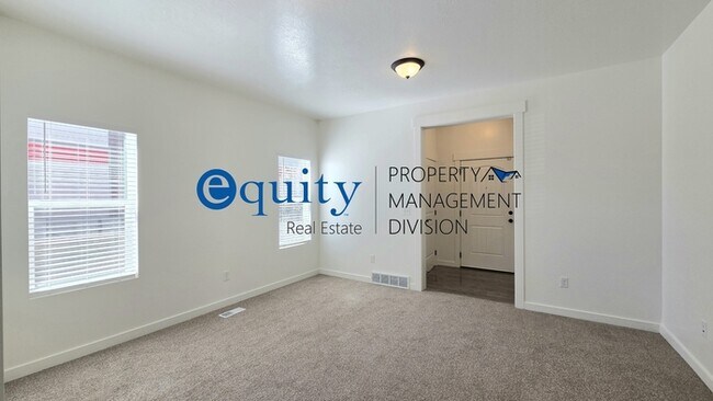 Building Photo - Newly Remodeled!