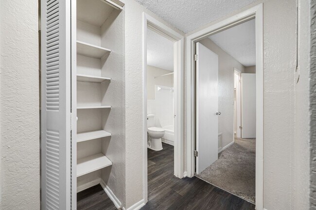 Building Photo - Spacious 1 Bed-1Bath apartment in the hear...
