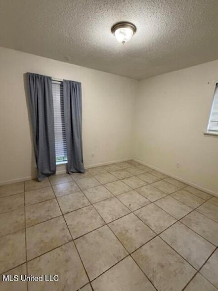 Building Photo - 320 Springdale Cir