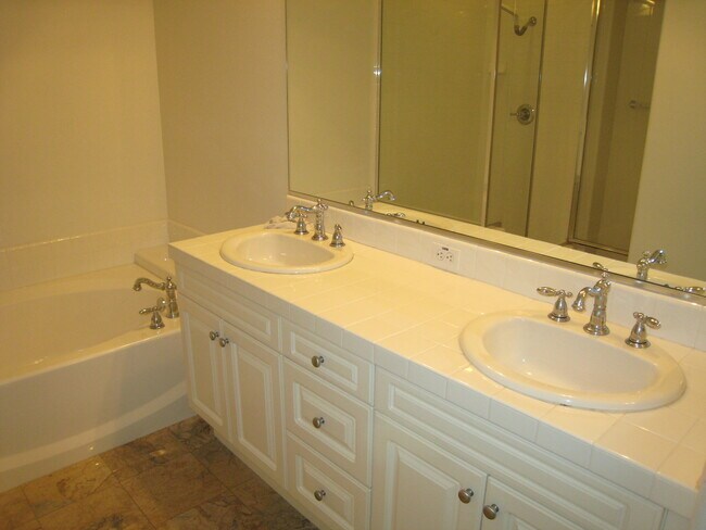 Building Photo - 3351 Via Mereno