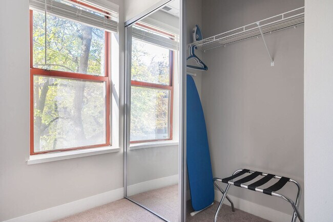 Building Photo - 615 N East St