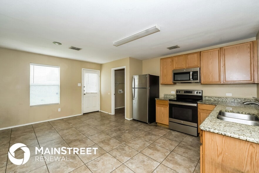 Building Photo - 1100 W Cottonwood Dr