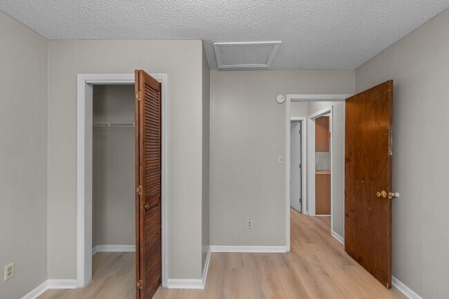 Building Photo - 2 Bedroom 1 Bathroom Duplex