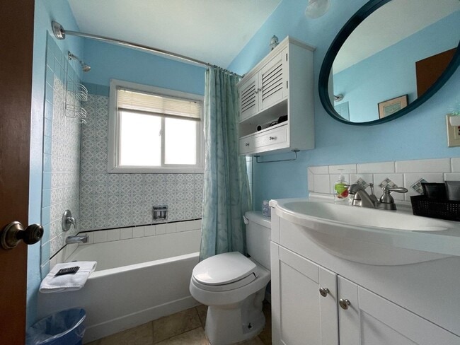 Building Photo - 106 9th St SE