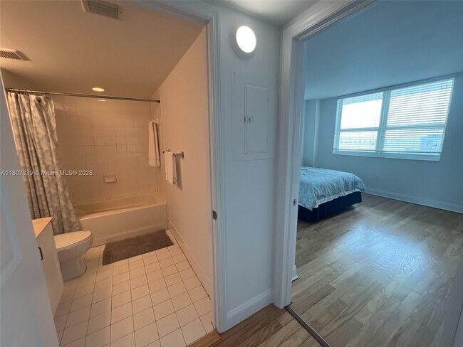 Building Photo - 1155 Brickell Bay Dr