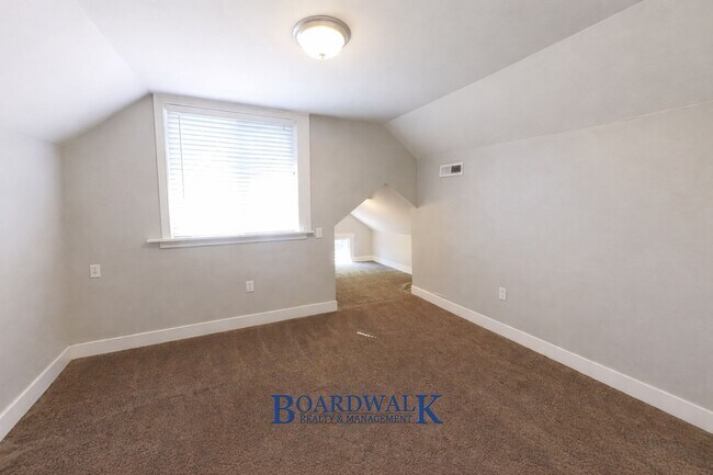 Building Photo - 555 S 900 E