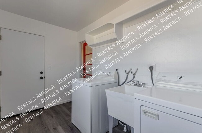 Building Photo - 2118 N Rita Ave