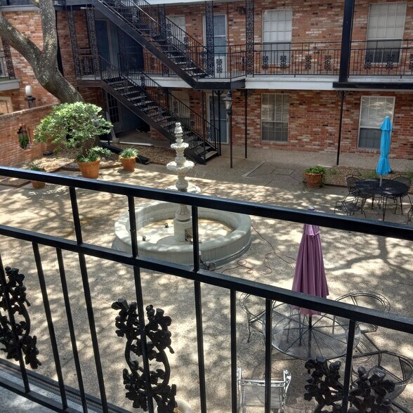 Building Photo - 8401 N New Braunfels Ave