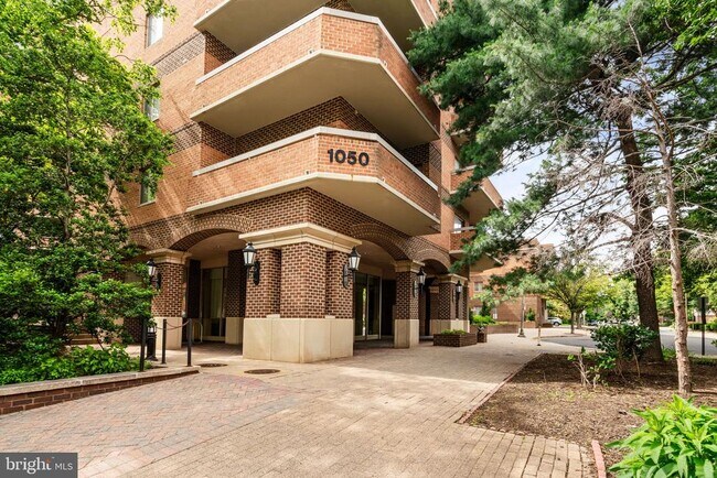 Building Photo - 1050 N Stuart St