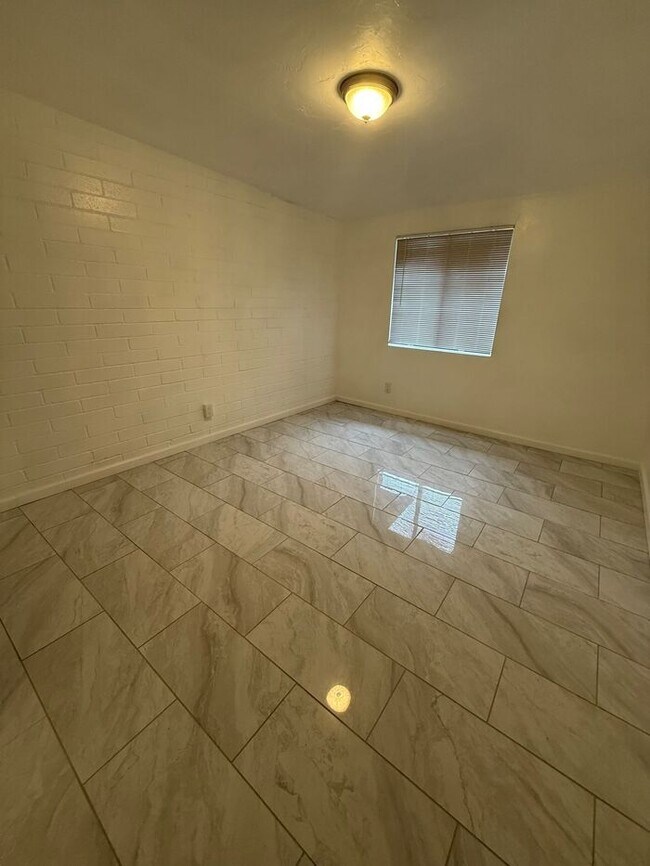 Building Photo - Townhome For Rent