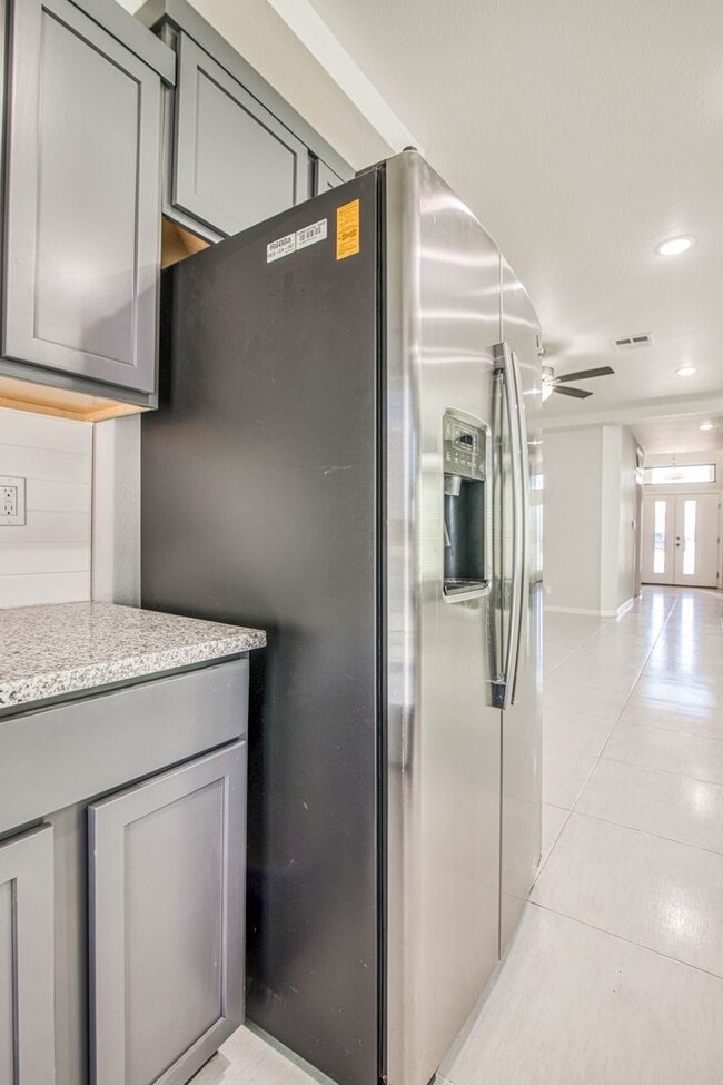 Building Photo - Beautiful  House 3 beds/3 baths. This Prop...