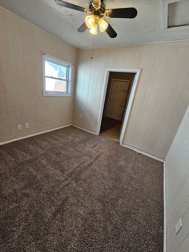 Building Photo - Beautifully maintained 3 bdrm/2 bath with ...