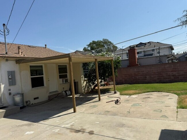 Building Photo - 6008 Greenmeadow Rd
