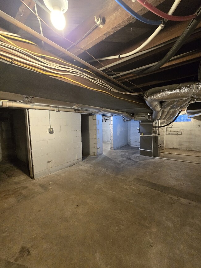 Building Photo - 1321 W Univ Ave