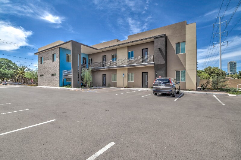 Building Photo - 1037 S Farmer Ave