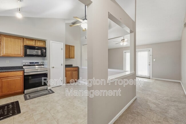 Building Photo - 3352 Featherston Dr