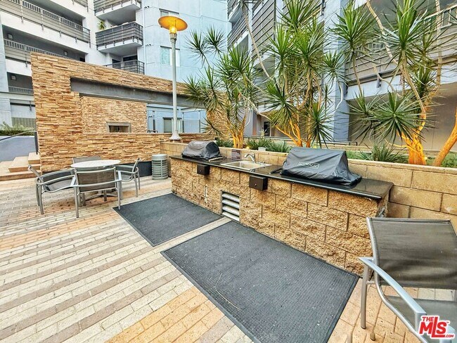 Building Photo - 629 Traction Ave