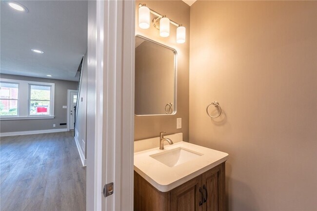 Building Photo - 533 N Euclid Ave