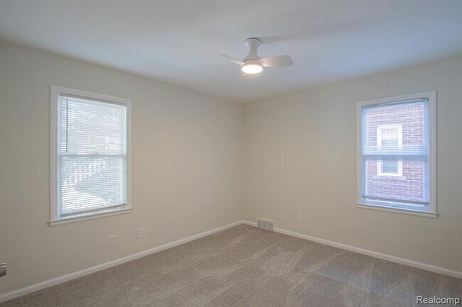 Building Photo - Beautifully renovated brick bungalow