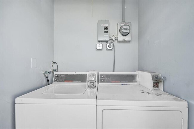 Building Photo - 704 NE 23rd Ave