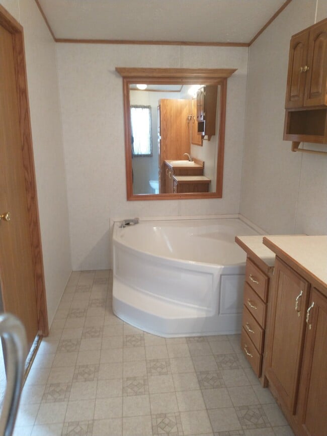 Building Photo - 5420 S View Rd