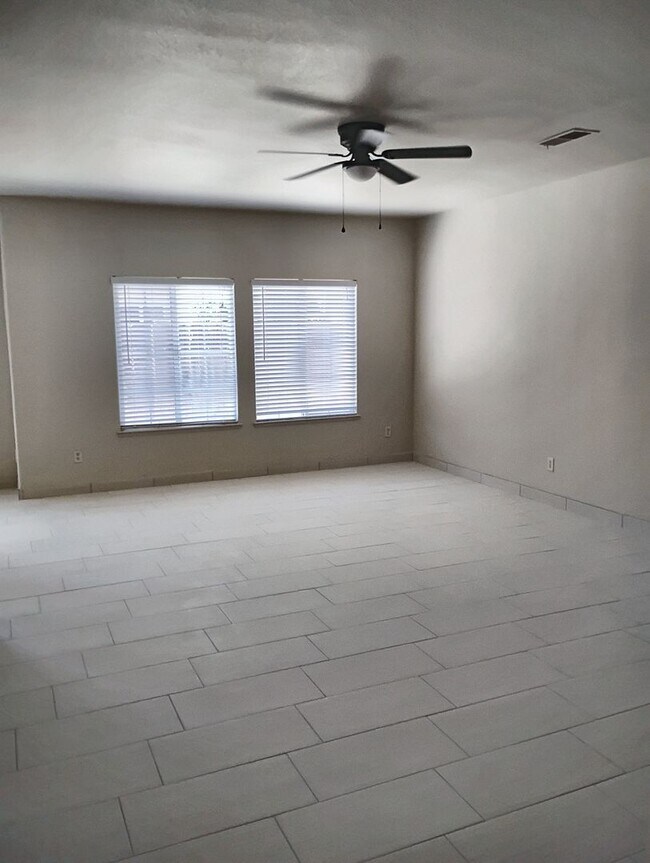 Building Photo - 628 Gateway Dr