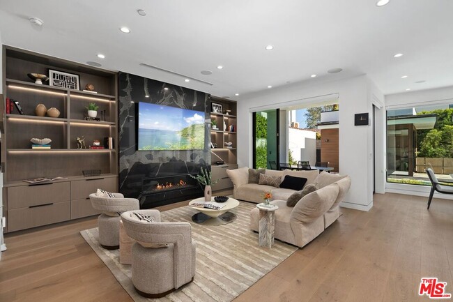 Building Photo - 714 N La Jolla Ave