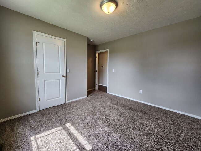 Building Photo - Spacious 3-Bedroom, 2-Bathroom Home AVAILA...
