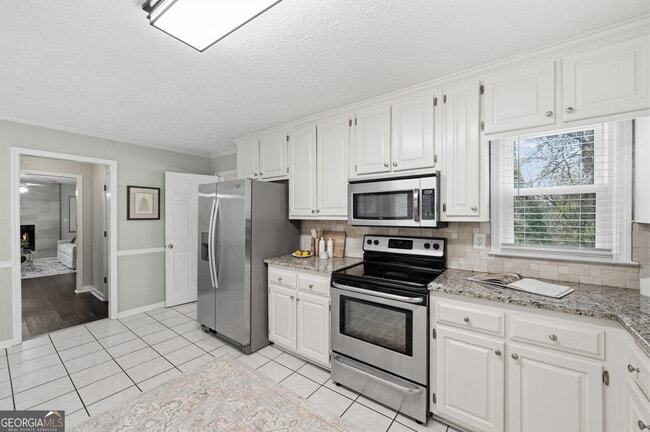 Building Photo - 4229 N Mountain Rd NE