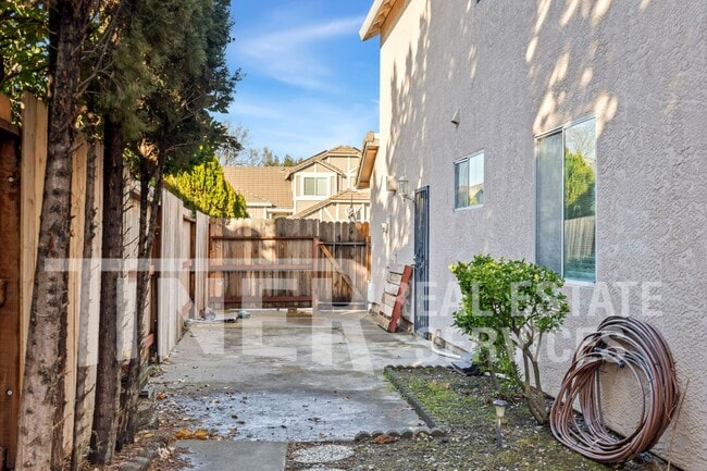 Building Photo - Spacious Home in Desireable Highland Hill ...