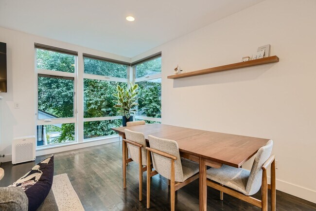 Building Photo - Queen Anne Home