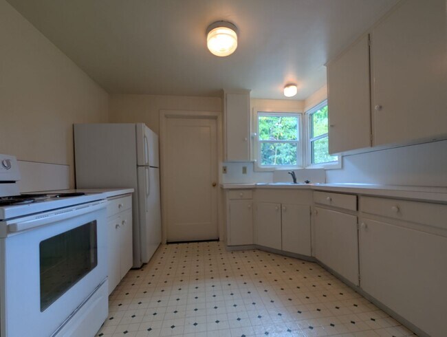 Building Photo - Great 2 bed/1 bath with tons of character!